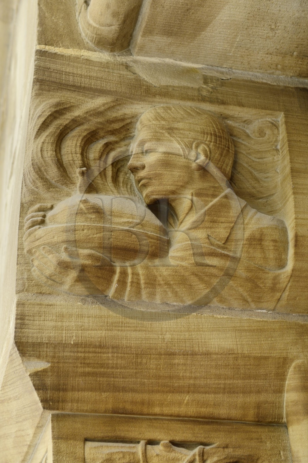 France, Moselle (57), Metz, la gare de Metz, édifiée de 1905 à 1908 par l'architecte berlinois Jurgen Kruger est inscrite monument historique, serveur amenant un plat chaud à l'entrée du restaurant des premières classes