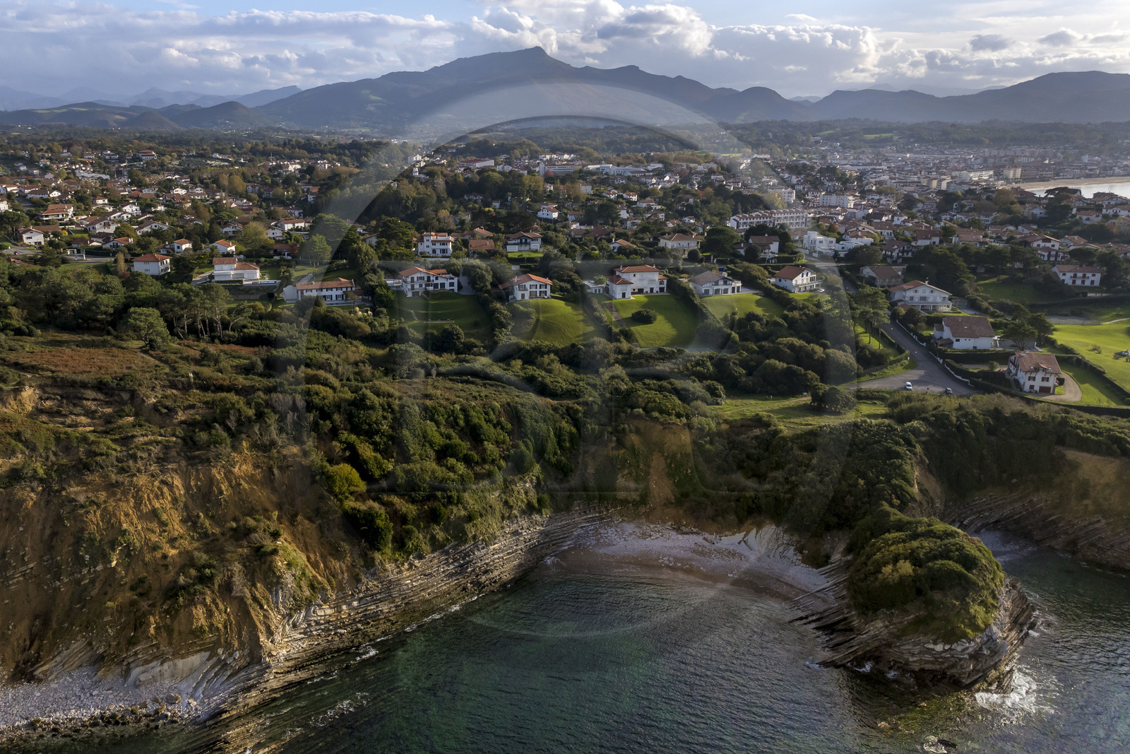 France, Pyrénées-Atlantiques (64), la côte du Pays-Basque, Saint-Jean-de-Luz, le sentier du littoral sur le GR 8 longeant la falaise de flysch de la Pile d'assiettes, sortes de mille-feuille alternant roches dures et roches tendres, la montagne de La Rhune en arrière plan (vue aérienne)