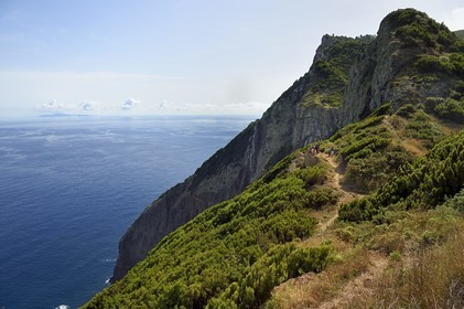 Portugal, Ile de Madère, randonnée de Machico à Porto da Cruz par le Vereda do Larano, randonneurs au col de Boca do Risco