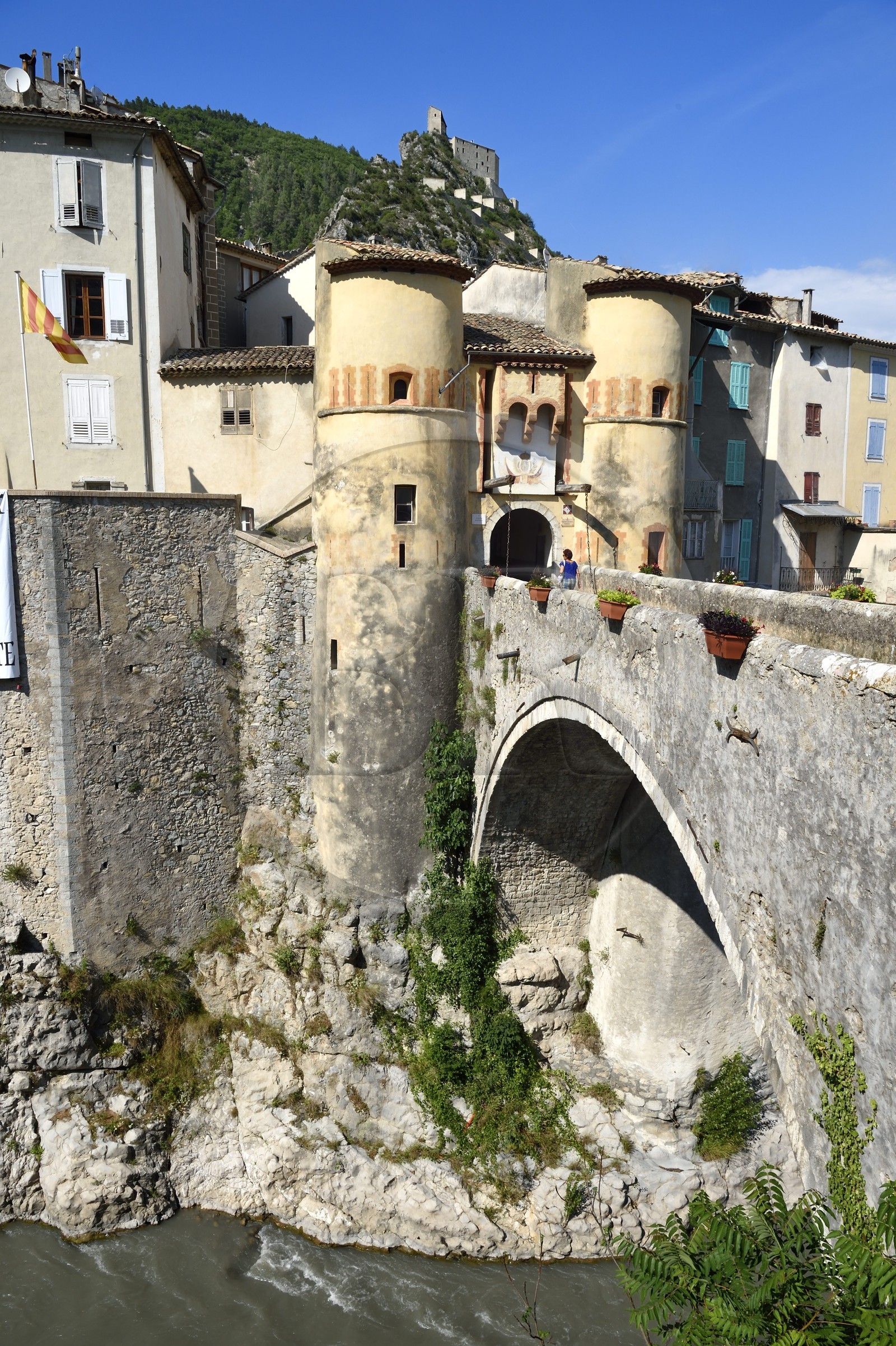 France, Alpes-de-Haute-Provence (04), cité médiévale d'Entrevaux dominée par sa citadelle et fortifiée par Vauban, la Porte Royale et le pont sur le fleuve Var