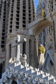 Espagne, Catalogne, Barcelone, quartier de l'Eixample, basilique de la Sagrada Familia de l'architecte du modernisme catalan Antoni Gaudi classée Patrimoine Mondial de l'UNESCO, la façade de la passion, la Croix Glorieuse sous la sculpture en bronze de l'ascension du Christ