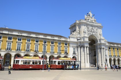 Portugal, Lisbonne, quartier de Baixa pombalin, Praca do Comercio (Place du Commerce), Arc de Triomphe de la Rua Augusta (Arco da Rua Augusta) et tramway (electricos) touristique