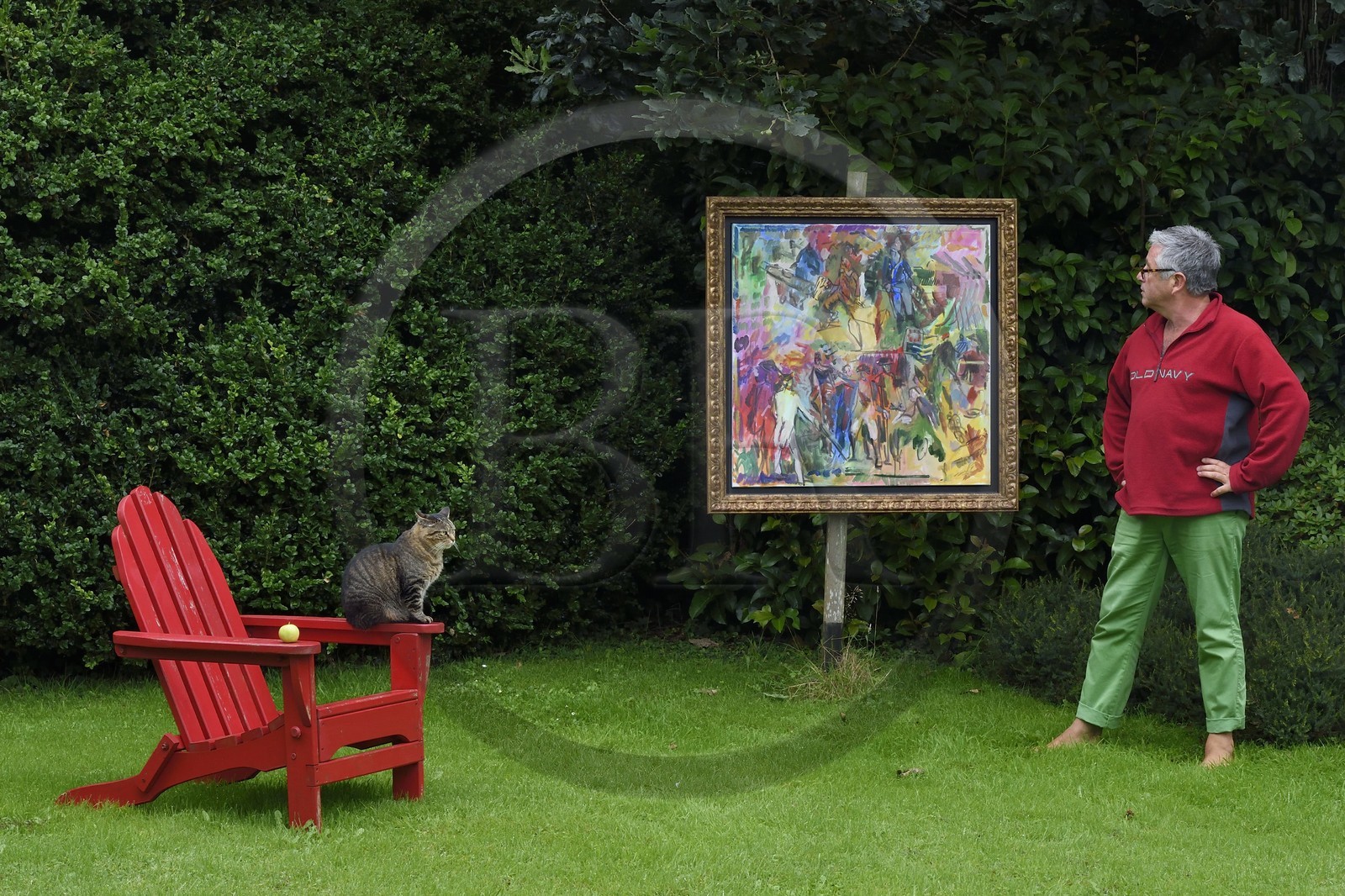 France, Finistère (29), Lannilis, Prat Ar Coum, l'artiste peintre Loic Madec dans son jardin