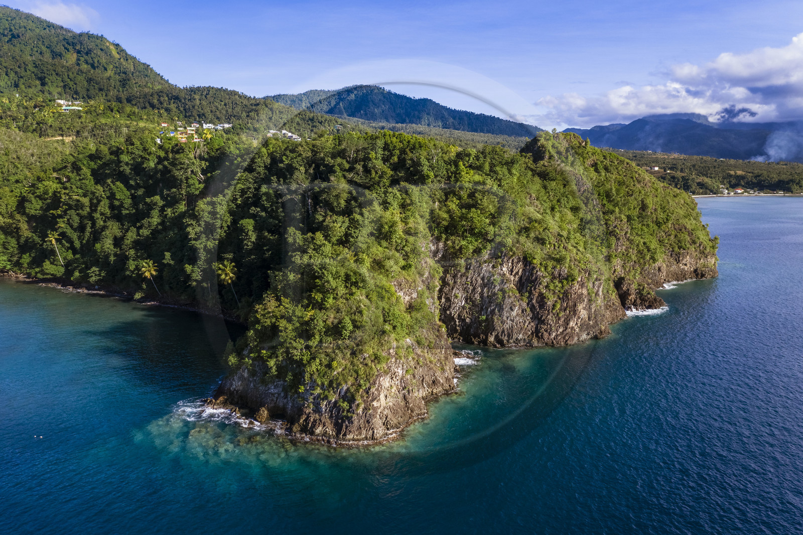 Caraïbes, Ile de la Dominique, Pointe de Toucari Bay au nord de Portsmouth (vue aérienne)