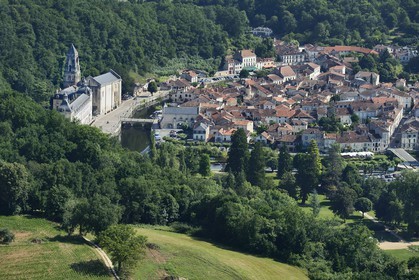 France, Dordogne (24), Brantôme, l'abbaye bénédictine Saint-Pierre en bordure de la Dronne et le village (vue aérienne)
