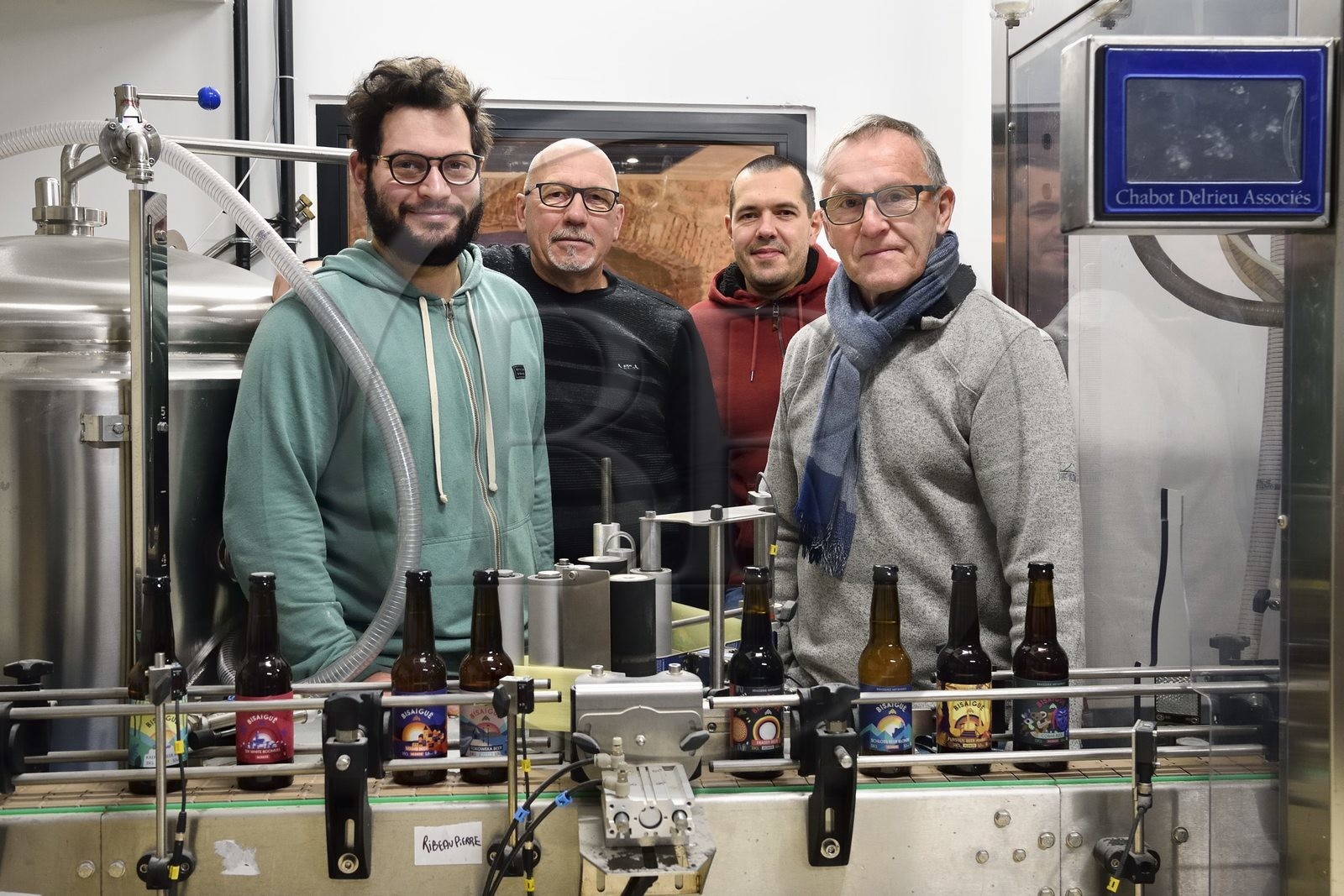 France, Haut-Rhin (68), Kaysersberg, Brasserie Bisaigue, le brasseur artisanal Thibaut Ancel (à gauche) propose des proposant des bières non filtrées et non pasteurisées