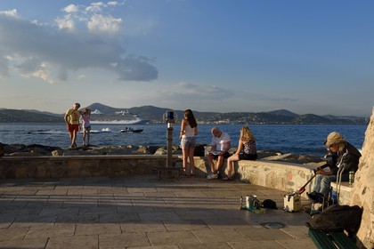 France, Var (83), Saint-Tropez, la vue vers Sainte-Maxime au bout du port
