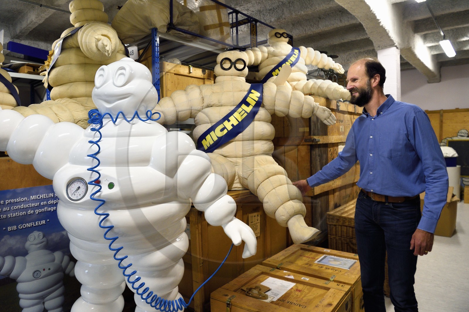 France, Puy-de-Dôme (63), Clermont-Ferrand, L'Aventure Michelin, musée retraçant toutes les activités du groupe Michelin, salle des objets de collections dans les archices, Stéphane Nicolas, responsable du patrimoine historique de Michelin, présente Bibendum qui est la mascotte créé en 1898 de Michelin