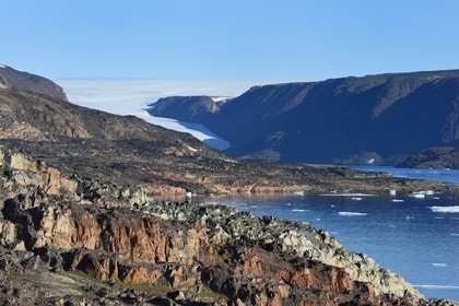 Groenland, cote Nord-Ouest, Smith sound au nord de la baie de Baffin, Inglefield Land, site de Etah dans le Foulke fjord, campement inuit aujourd'hui abandonné qui servit de base à plusieurs expéditions polaires, glacier Brother John et la calotte glaciaire en arrière plan