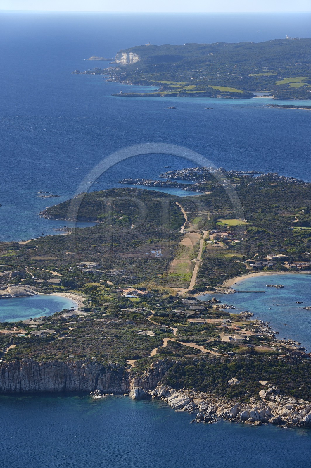 France, Corse-du-Sud (2A), Bonifacio, Ile Cavallo et les falaises de Bonifacio en arrière plan (vue aérienne)