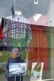 Groenland, région du centre ouest, Sisimiut (autrefois Holsteinsborg), vitrine d'une boutique de vêtements