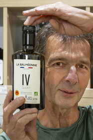 France, Vaucluse (84), Dentelles de Montmirail, Beaumes-de-Venise, Moulin à Huile La Balméenne, bouteille d'huile vierge extra extraite à froid produite par la coopérative, le moulinier Robert Brulat