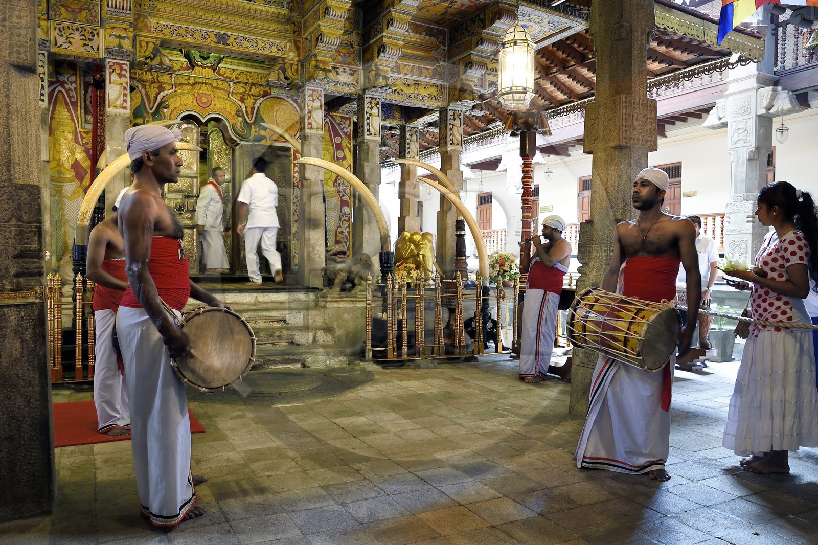 Sri Lanka, province du centre, Kandy, ville sacrée classée patrimoine mondial de l'UNESCO, Temple de la Dent de Bouddha (Sri Dalada Maligawa), porte donnant accès à la partie inférieure du temple sacrée qui renferme la relique de la Dent de Bouddha