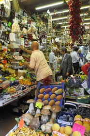 Italie, Lombardie, Milan, commerce de détail de fruits et légumes via Solferino