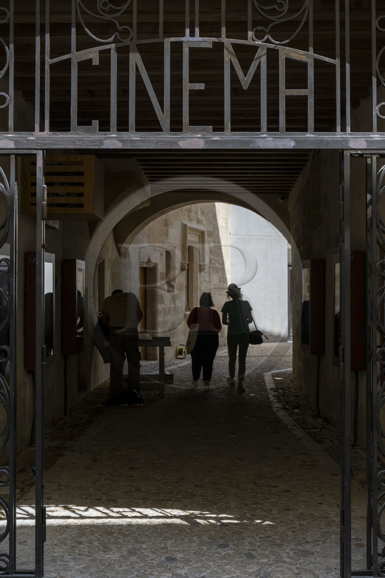 France, Vaucluse (84), L'Isle-sur-la-Sorgue, entrée du cinema Ciné sur la Sorgue