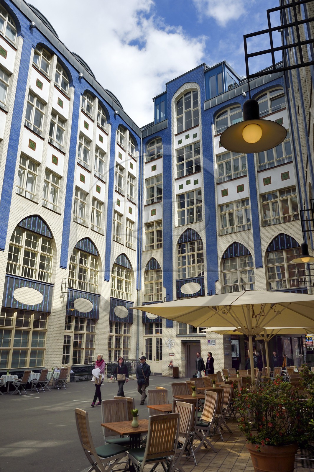 Allemagne, Berlin, Spandauer Vorstadt, Hackesche Höfe, première cour (HOF 1) dessinée dans le style Jugendstil par l'artiste allemand August Endel en 1907