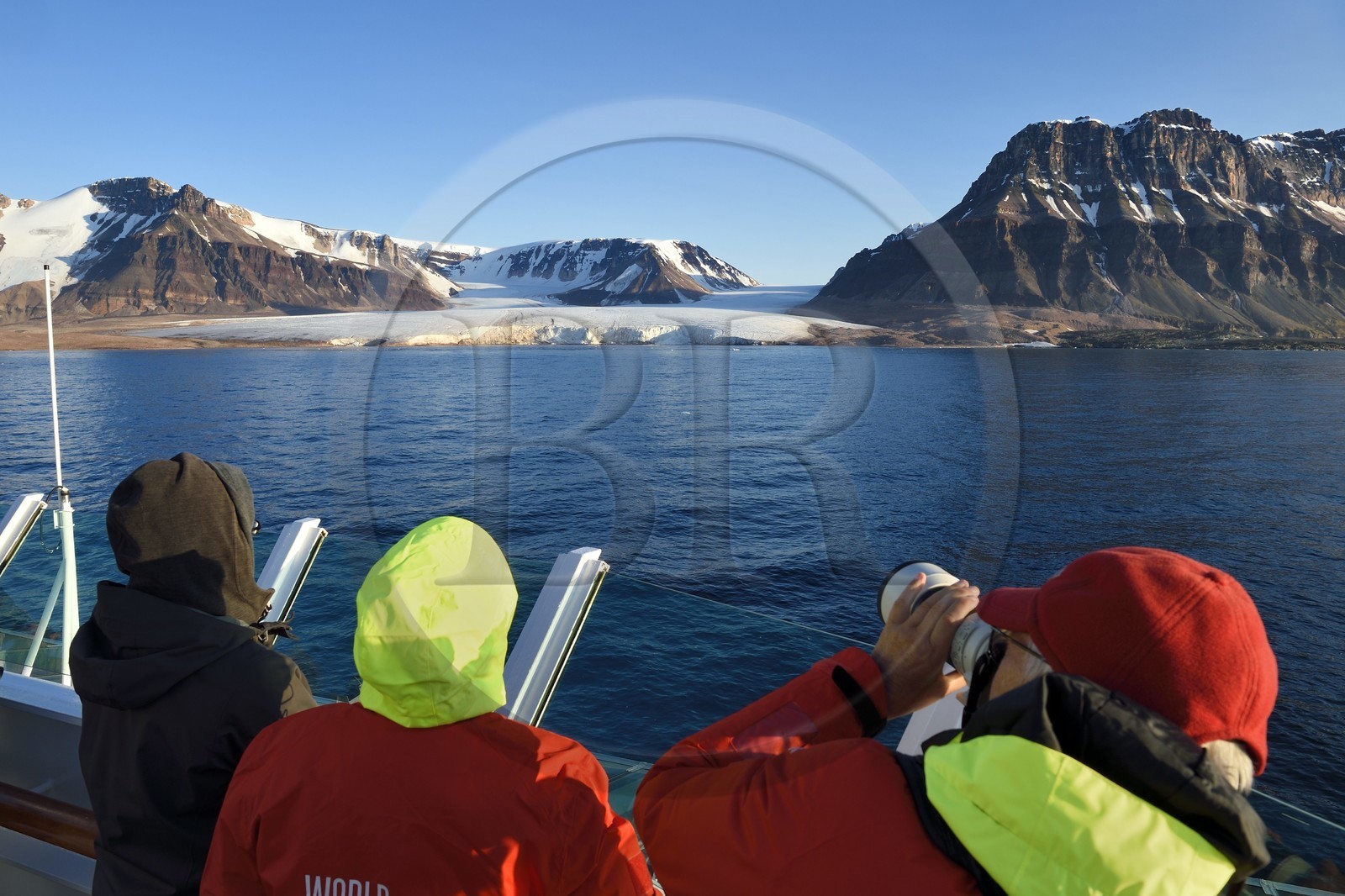 Groenland, cote Nord-Ouest, Murchison sund au nord de la baie de Baffin, le bateau de croisière MS Fram de la compagnie Hurtigruten, passager observant le glacier Kissel sur l'Ile de Kiatak (Northumberland Island)