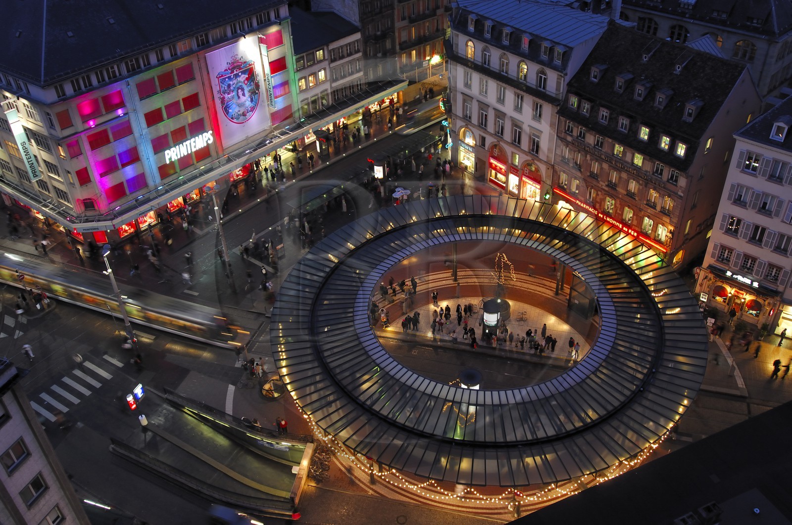 France, Bas Rhin (67), Strasbourg, la place de l'Homme de Fer devant le Printemps, centre de rencontre des lignes de Tram