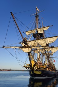 France, Finistère (29), port de Brest, la frégate L'Hermione, réplique du trois-mats qui transporta le marquis de Lafayette en Amérique en 1780, figure de proue
