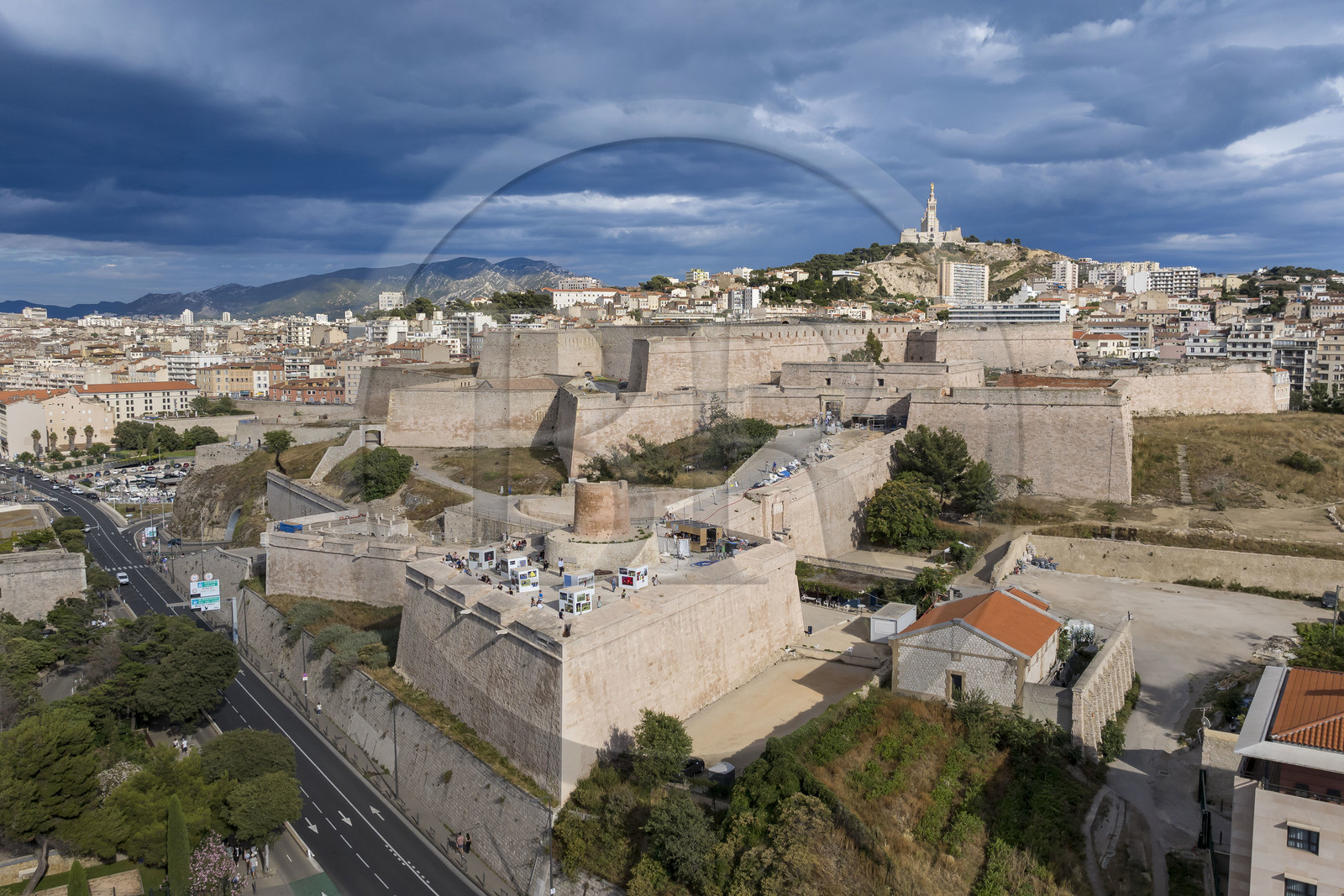 France, Bouches-du-Rhône (13), Marseille, Citadelle de Marseille (Fort Saint-Nicolas, le haut fort appelé fort d’Entrecasteaux) et la basilique Notre Dame de la Garde en arrière plan (vue aérienne)