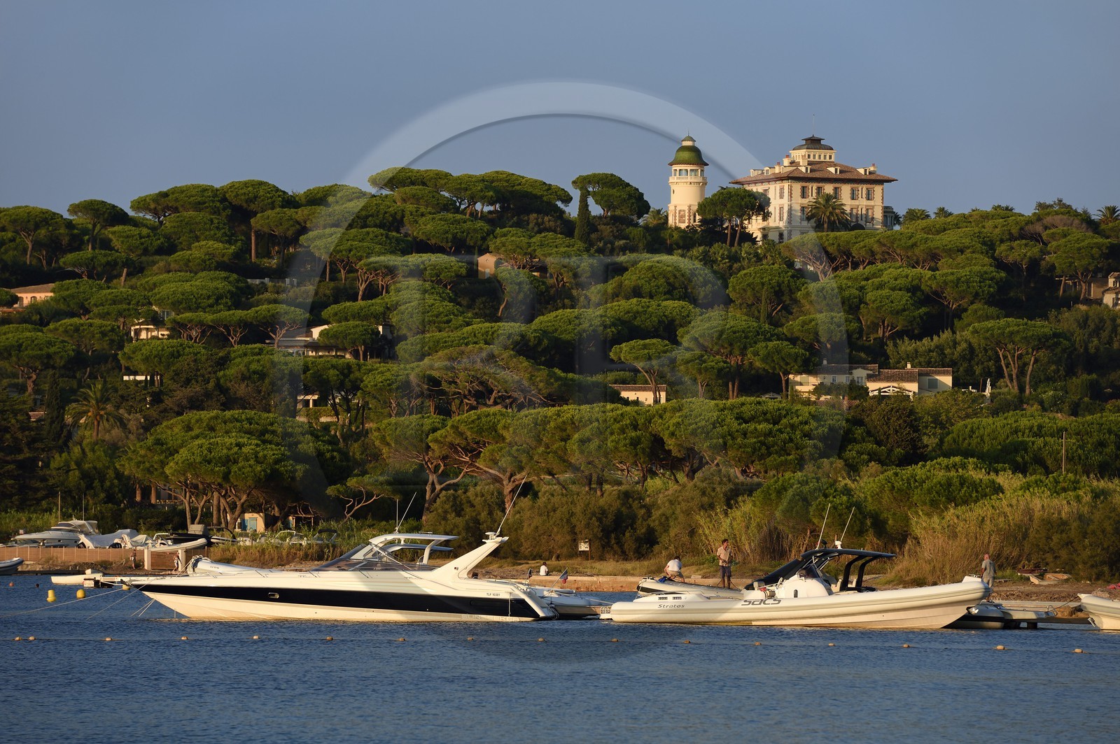France, Var (83), Saint-Tropez, baie des Canebiers et le chateau Borelli