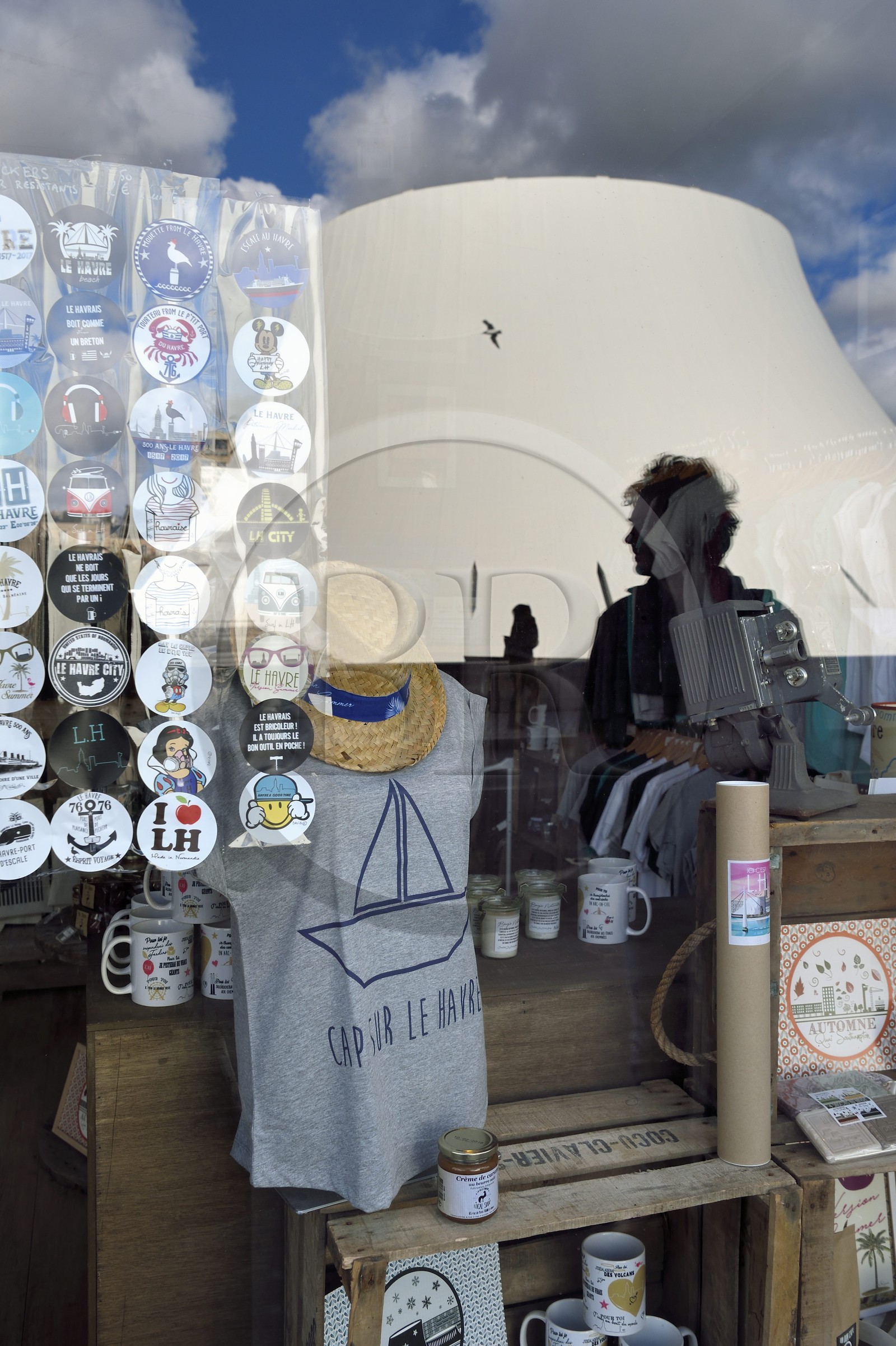 France, Seine-Maritime (76), Le Havre, Centre-ville reconstruit du Havre par Auguste Perret classé Patrimoine Mondial de l'UNESCO, le Volcan réalisé par Oscar Niemeyer se reflète dans la vitrine du magasin LoHo The Local sHop