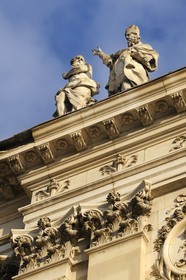 France, Yvelines (78), château de Versailles, classé Patrimoine Mondial de l'UNESCO, la Chapelle Royale, détail de sculptures sur les toits