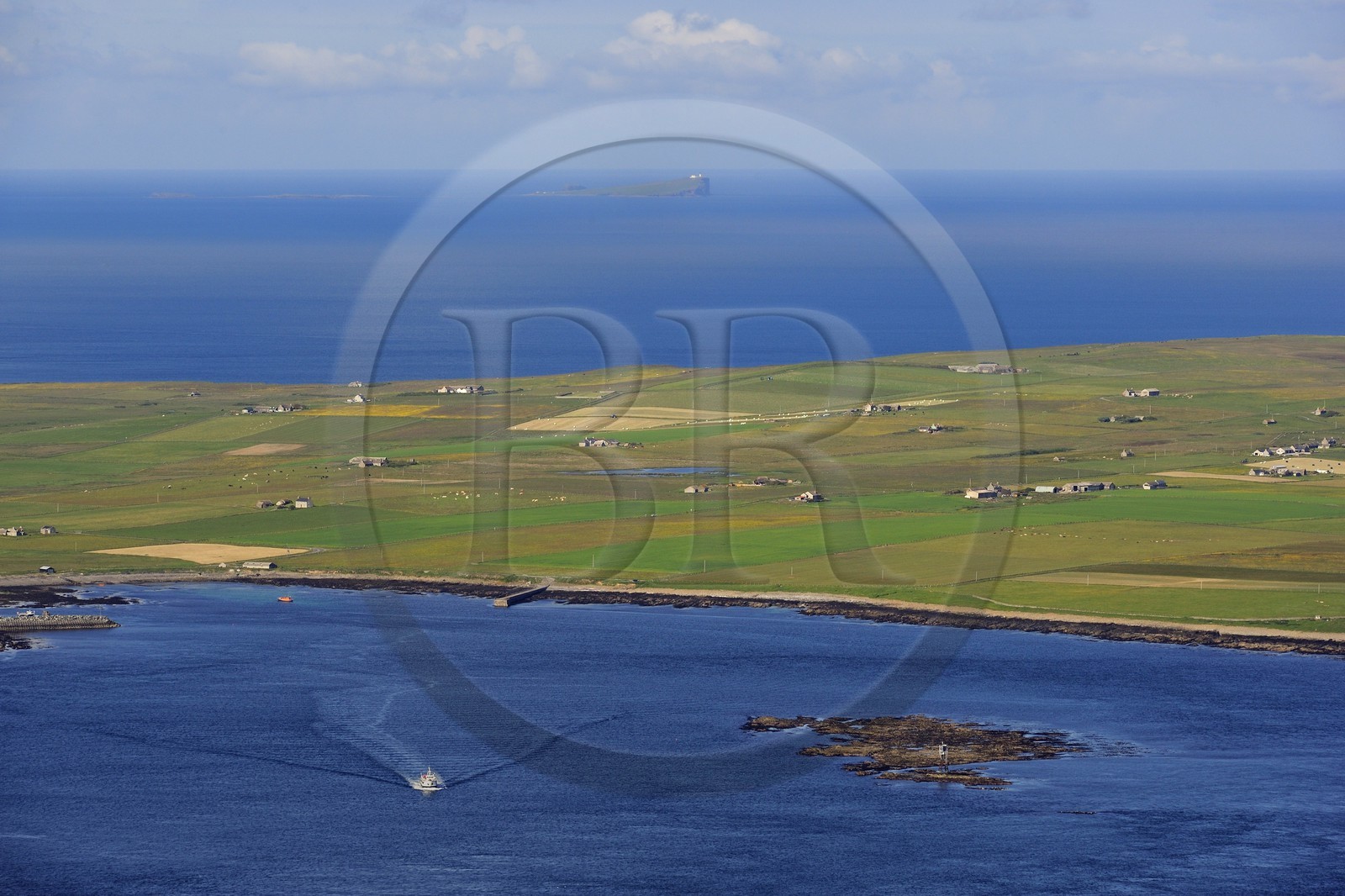 Royaume-Uni, Ecosse, Iles Orcades, Ile de South Ronaldsay, champs et fermes éparses (vue aérienne)