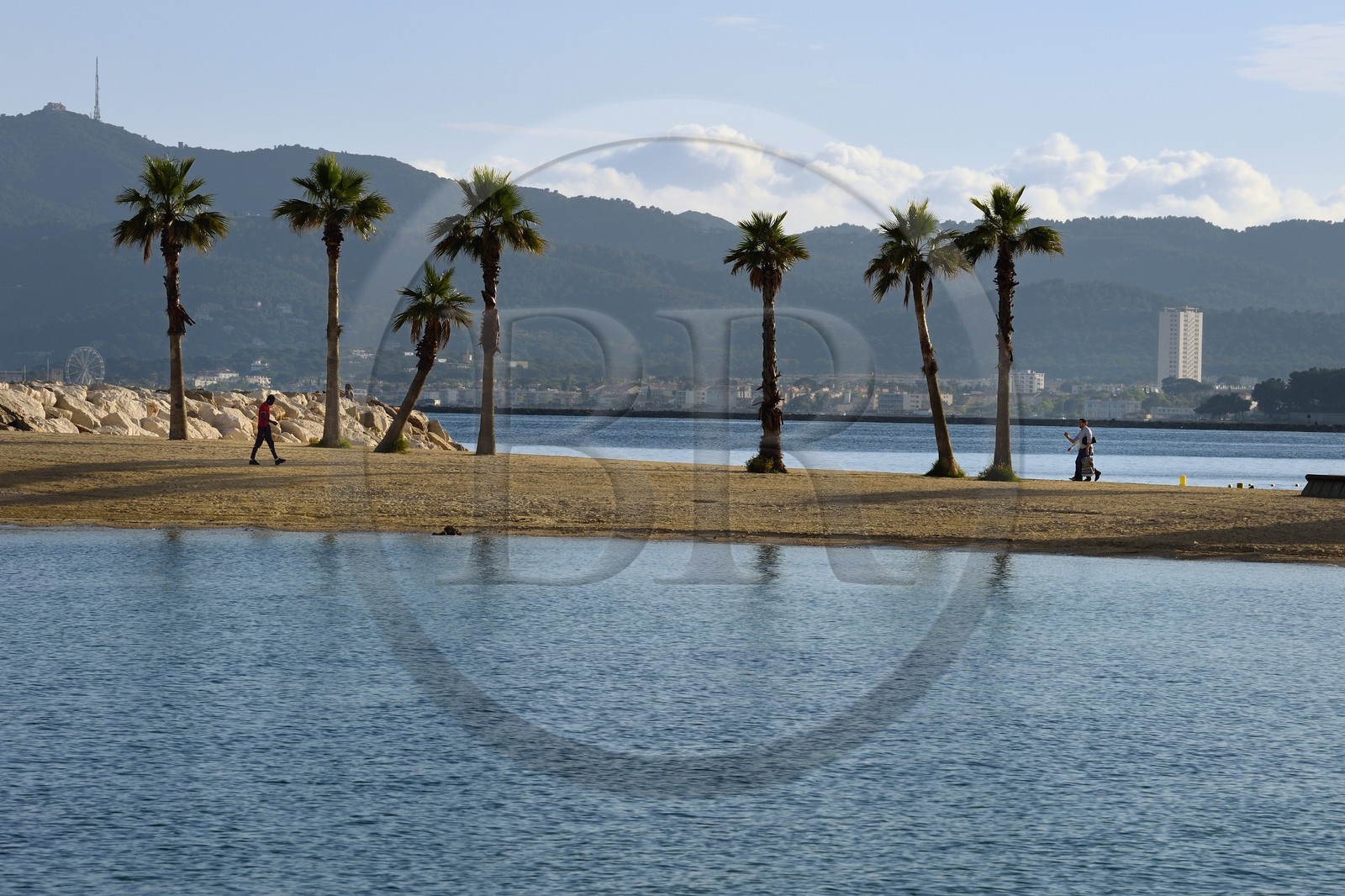 France, Var (83), Toulon, plage artificielle du quartier du Mourillon