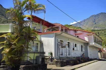 France, Ile de la Reunion, Cirque de Salazie, classé Patrimoine Mondial de l'UNESCO, Hell-Bourg, labellisé les Plus Beaux Villages de France, la pharmacie dans la rue principale rue du Général De Gaulle
