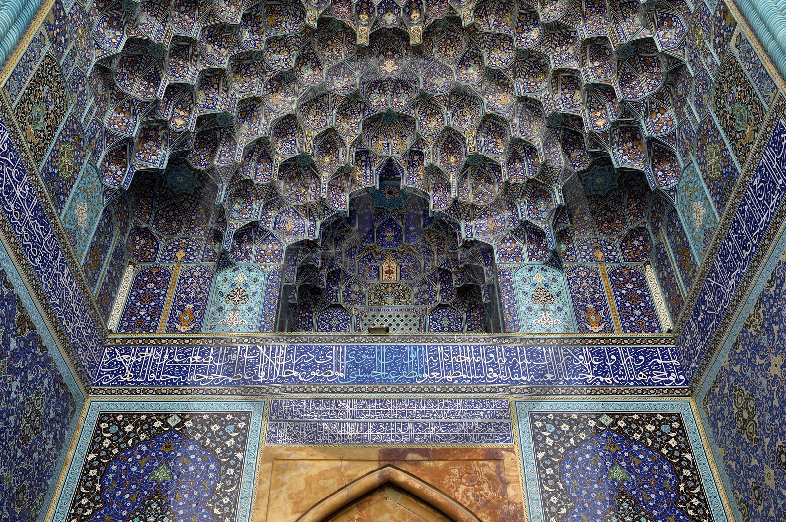 Iran, province d'Ispahan, Ispahan, place naghsh-i jahan aussi connue sous le nom de place Imam Khomeiny, classée au patrimoine mondial par l'UNESCO, la mosquée de l'Imam ou mosquée du Chah (Shah) avec son entrée monumentale
