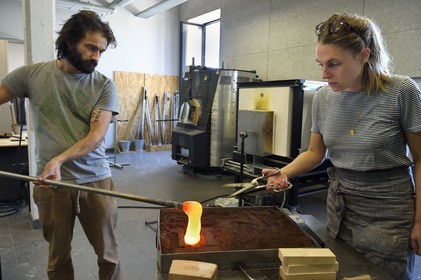 France, Charente (16), Cognac, Fondation d’Entreprise Martell, institution culturelle pluridisciplinaire (art, design et craft, architecture, musique, danse…), la designer Céline Thibault travaille le verre dans l'atelier des artisans verriers Laetitia Andrighetto et Jean-Charles Miot