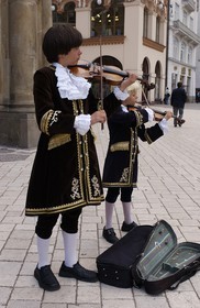 Pologne, Cracovie, vieille ville (Stare Miasto), jeunes violonistes en costume sur la place du March