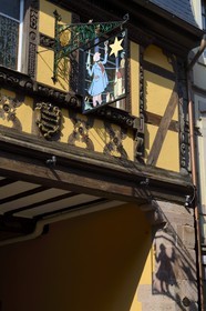 France, Haut-Rhin (68), Riquewihr, labellisé Les Plus Beaux Villages de France, enseigne de l'ancienne Auberge à l'Etoile dans la rue principale (rue du Général de Gaulle)