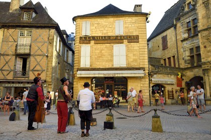 France, Dordogne (24), Périgord Noir, vallée de la Dordogne, Sarlat-la-Canéda, spectacle de rue par les musiciens de la compagnie ça peut plaire à ta mère