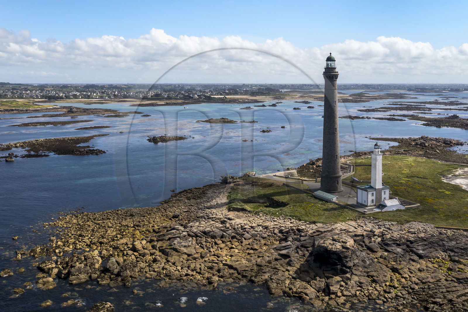 France, Finistère (29), Pays des Abers, Ile Vierge dans l'archipel de Lilia, le phare de l'Ile Vierge, le plus haut phare d'Europe avec 82,5 mètres, et l'ancien phare de 1845 (vue aérienne)