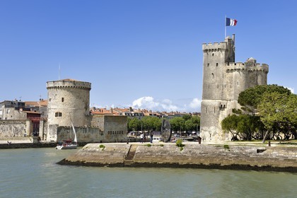 France, Charente-Maritime (17), La Rochelle, la Tour de la Chaine  à gauche et la Tour Saint-Nicolas à droite protègent l'entrée du Vieux Port