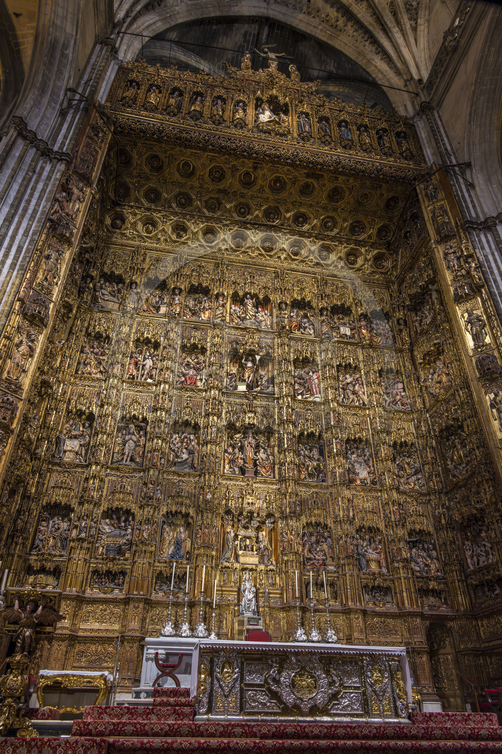 Espagne, Andalousie, Séville, la cathédrale, classé Patrimoine Mondial de l'UNESCO, le retable dans la grande chapelle avec 45 scènes de vie du Christ gravées dans du bois recouvert d'or créé par l'artisan Pierre Dancart (1480), Altar Mayor est le plus grand retable du monde