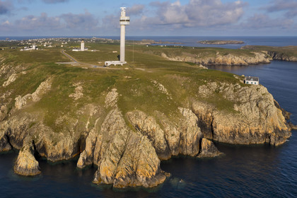 France, Finistère (29), Mer d'Iroise, Ile d'Ouessant, tour radar du Stiff de l'architecte Jean Prouvé (1982) qui surveille le rail de circulation maritime dans la Manche pour le Cross Corsen, le semaphore, le phare du Stiff et l'Ile de Keller en arrière plan (vue aérienne)