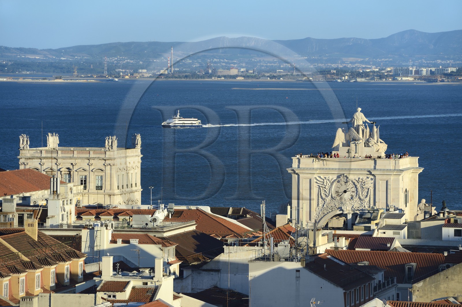 Portugal, Lisbon, Baixa Pombal district, Triumphal Arch of Rua Augusta (Arco da Rua Augusta) on the Praca do Comercio (Commerce Square)