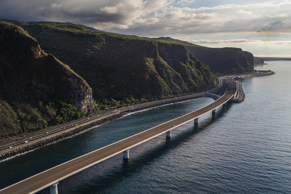 France, Ile de la Reunion, la Grande Chaloupe à La Possession, la Nouvelle Route du Littoral (NRL), fin du viaduc maritime long de 5,4 km entre la capitale Saint-Denis et la Grande Chaloupe (vue aérienne)