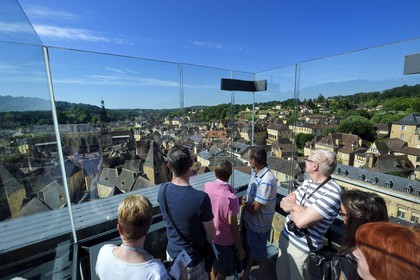 France, Dordogne (24), Périgord Noir, vallée de la Dordogne, Sarlat-la-Canéda, ascenseur de l'église Sainte-Marie reconvertie en marché couvert et espace culturel par l'architecte Jean Nouvel, Architecte Jean Nouvel, Mention obligatoire