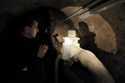France, Yvelines (78), château de Versailles, classé Patrimoine Mondial de l'UNESCO, le réseau hydraulique souterrain des fontaines