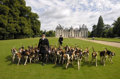 France, Loir et Cher, Chateau de Cheverny, the hunstmen Vol au Vent and La Rosée, who manage the pack of 90 dogs for hunting