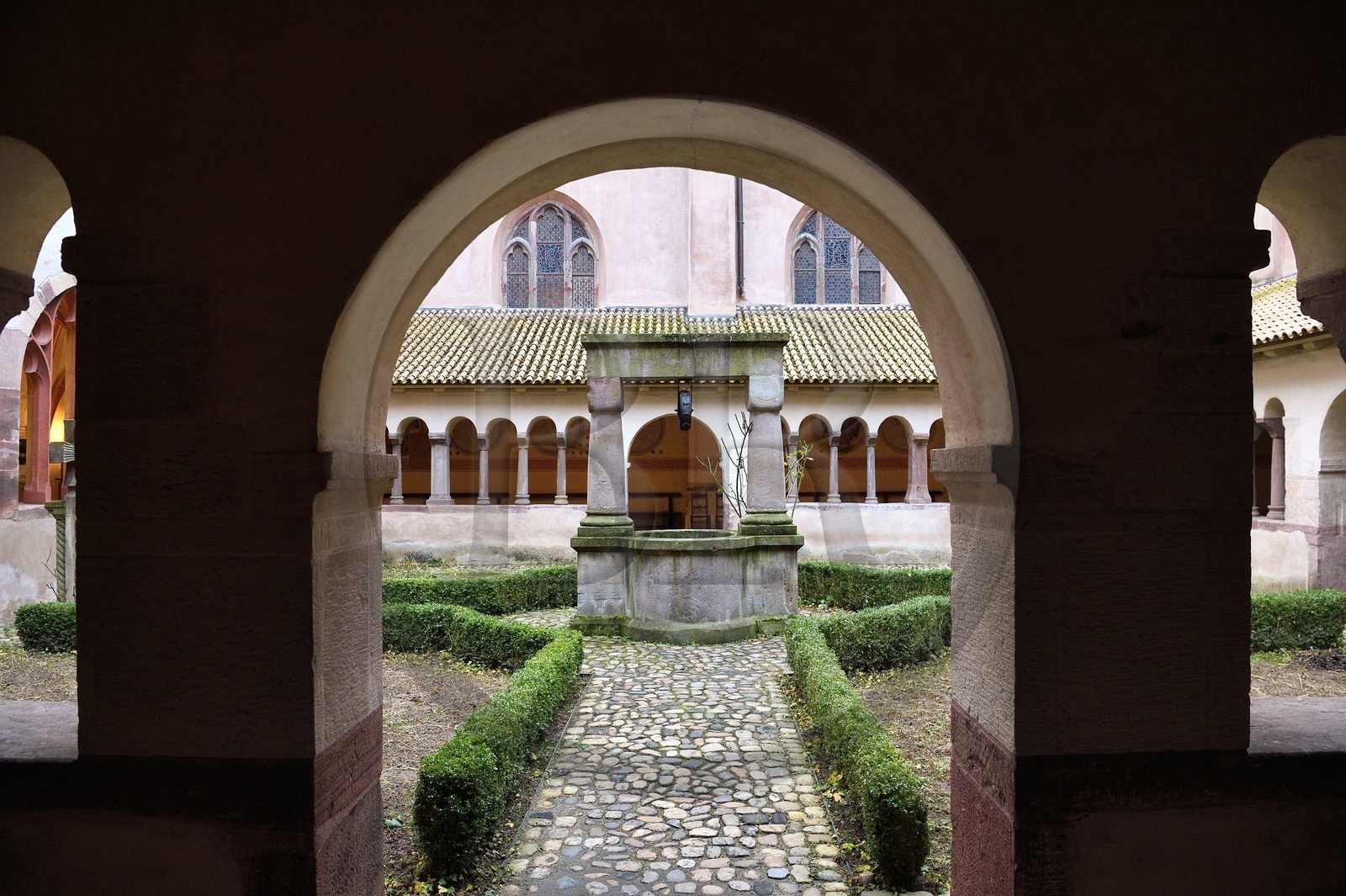 France, Bas-Rhin (67), Strasbourg, vieille ville classée au Patrimoine Mondial de l'UNESCO, église protestante Saint-Pierre-le-Jeune, le cloitre roman du XIème et XIVème siècle et son puit