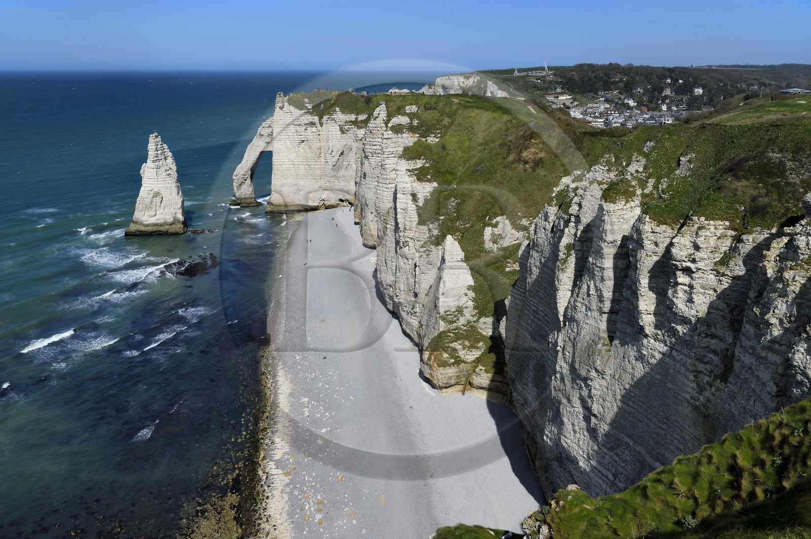 France, Seine-Maritime (76), Pays de Caux, Côte d'Albâtre, Etretat, la falaise d'Aval, l'Arche d'Aval et l'Aiguille, en arrière plan la ville d'Etretat