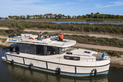 France, Hérault (34), Villeneuve-lès-Maguelone (Palavas-Les-Flots), bateau de plaisance Le Boat sur le canal du Rhône à Sète devant l'Ile de Maguelone et la cathédrale Saint-Pierre-et-Saint-Paul de Maguelone (vue aérienne) France, Herault, Villeneuve les Maguelone (Palavas Les Flots), pleasure boat Le Boat on the Rhone to Sète Canal in front of the Island of Maguelone and the Saint-Pierre-et-Saint-Paul de Maguelone cathedral (aerial view)