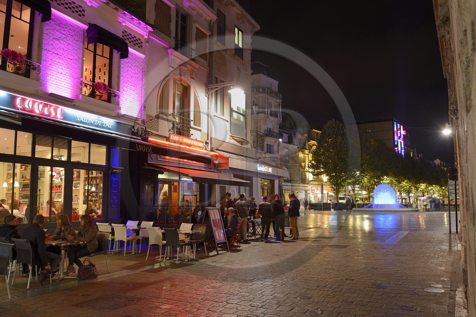 France, Marne (51), Reims, terrasses de Café dans la rue Marx Dormoy