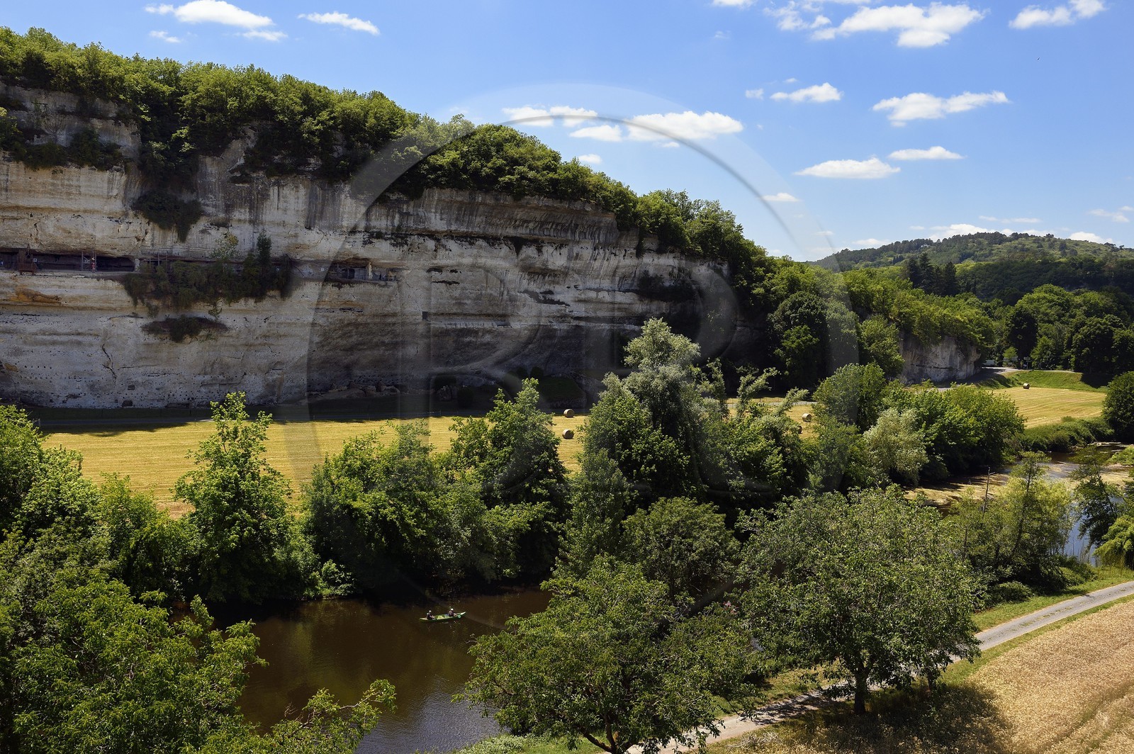 France, Dordogne (24), Périgord Noir, vallée de la Vézère, site préhistorique et grotte ornée classés Patrimoine Mondial de l'UNESCO, Peyzac-le-Moustier, falaise de La Roque-Saint-Christophe, site troglotytique datant de la Préhistoire (vue aérienne)