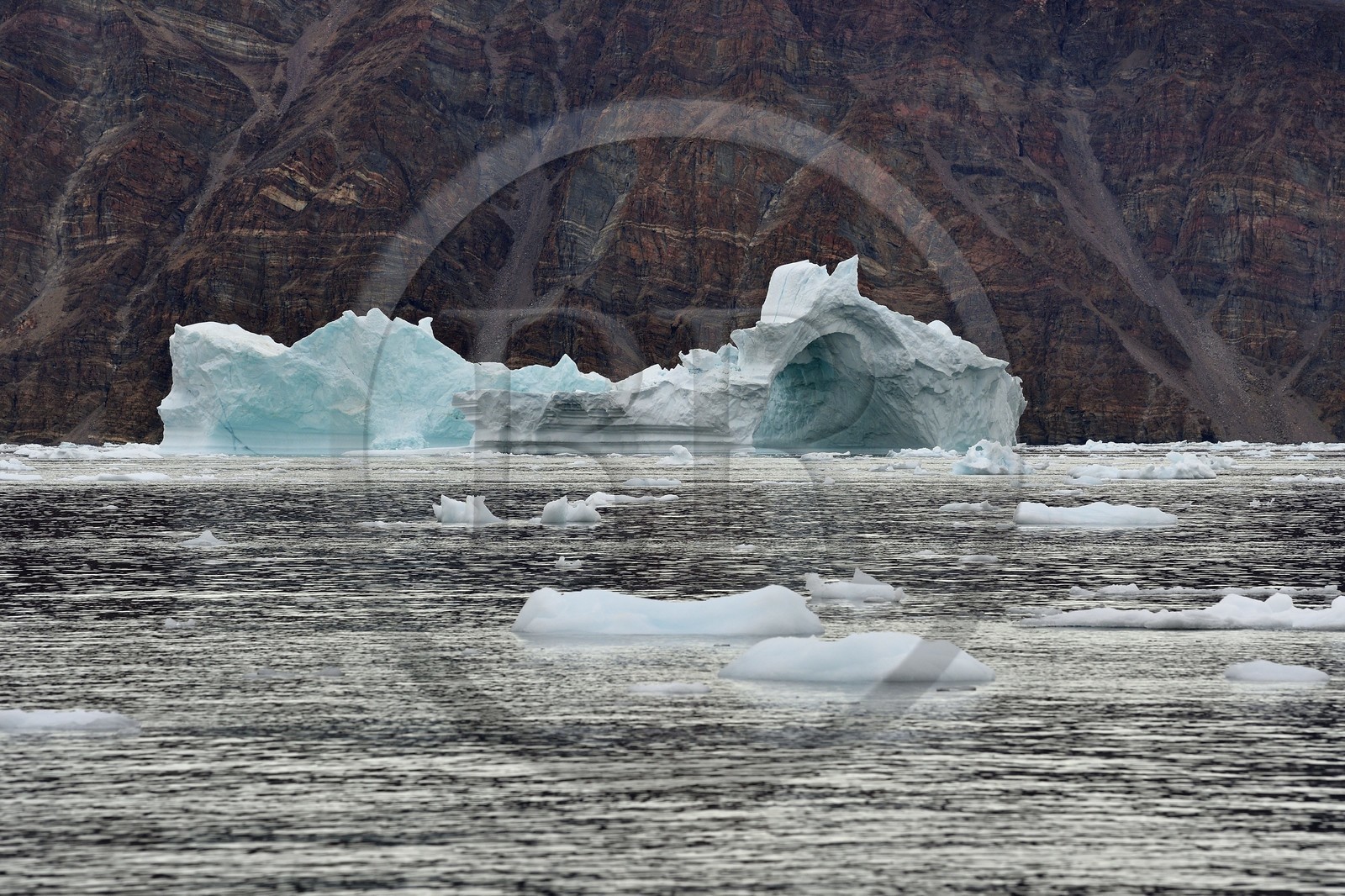 Groenland, cote Nord-Ouest, mer de Baffin, Inglefield Fjord vers Qaanaaq, iceberg formant un arche